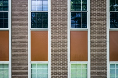 棕色的混凝土建筑和关闭的窗口
